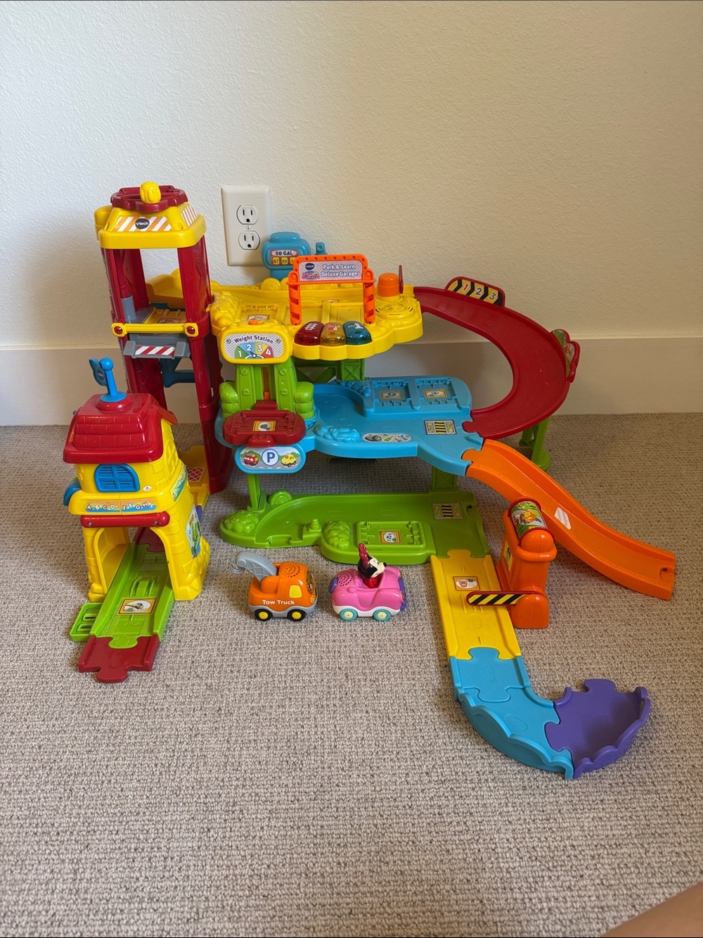 Vtech Park & Learn Deluxe Garage and Chug & Go Railroad with 2 cars